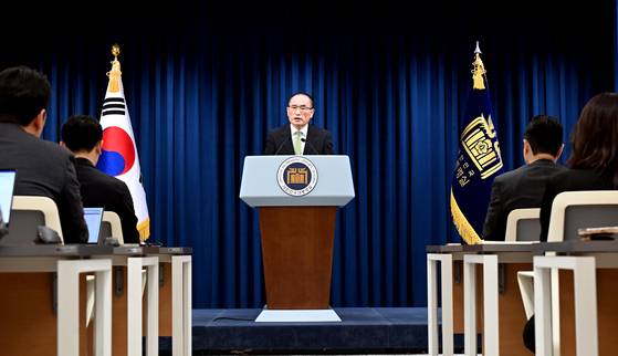 National Security Adviser Wi Sung-lac speaks at a press briefing on President Lee Jae-myung's trip to Canada for the G7 summit at the presidential office in Yongsan, central Seoul, on June 15. [JOINT PRESS CORPS]