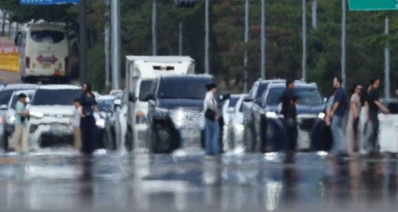 A heat haze rises above Yeouidaero in Yeongdeungpo District, western Seoul, June 15, as daytime temperatures soared past 30 degrees Celsius, marking the arrival of summer conditions [YONHAP]