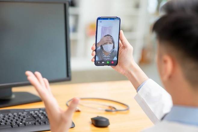 비대면진료 법제화를 앞두고 국회에서 발의된 개정안이 현실을 반영하지 못한 과도한 제한이라는 비판에 직면했다. 게티이미지뱅크