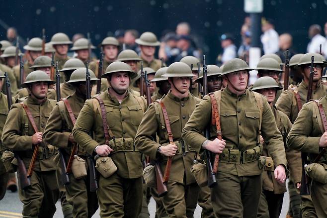 14일(현지시간) 미국 워싱턴DC에서 열린 미 육군 창설 250주년 기념 열병식에서 1차 세계 대전 당시 군복을 입은 군인들이 행진하고 있다. EPA=연합뉴스&nbsp;&nbsp;