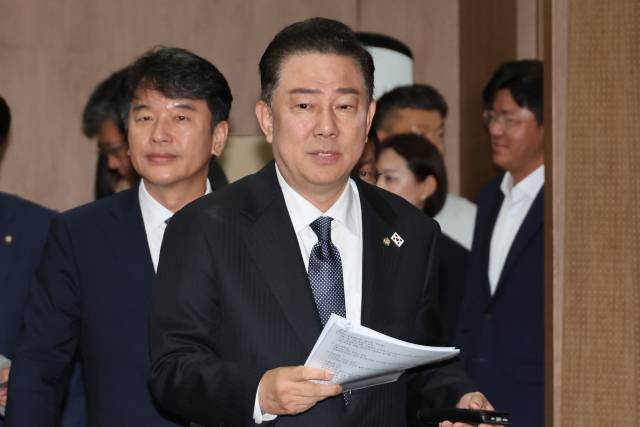 김병기 더불어민주당 신임 원내대표가 15일 서울 여의도 국회 소통관에서 원내대표단 인선을 발표하기 위해 발언대로 향하고 있다. 연합뉴스