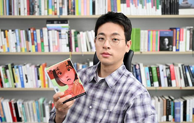 배우이자 출판사 ‘무제’ 대표 박정민이 서울 마포구 자사 사무실에서 국민일보와 인터뷰에 앞서 포즈를 취하고 있다. 이한형 기자