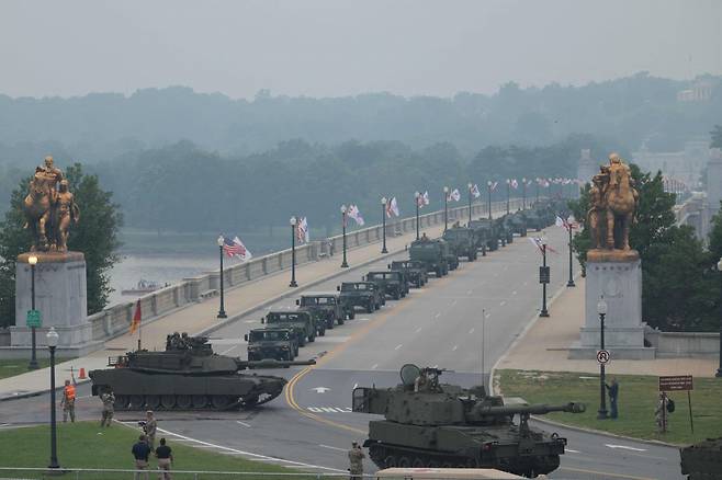 미국 육군이  군 창설 250주년이자 도널드 트럼프 대통령의 79번째 생일인 14일(현지시간) 군사 퍼레이드에서 에이브럼스 탱크 등을 운전하고 있다. 연합뉴스