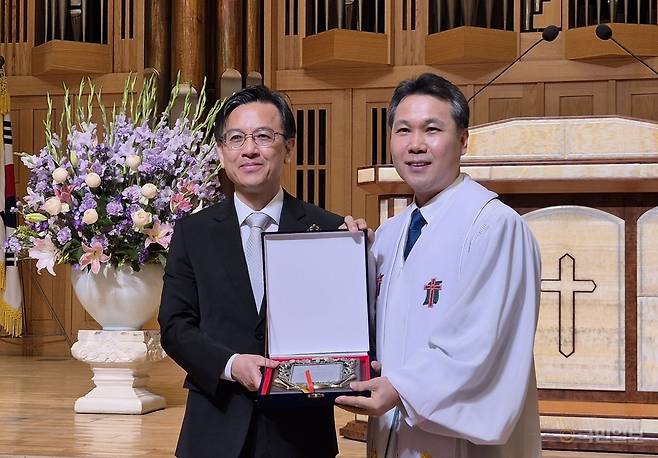 정병준(왼쪽) 서울장신대 부총장이 15일 서울 중구 남대문교회에서 알렌기념상패를 들고 윤장훈 목사와 함께 기념 촬영을 하고 있다