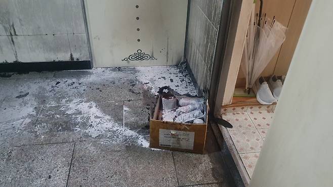 다세대주택의 화재로 탄 박스. 충북도소방본부 제공, 연합뉴스