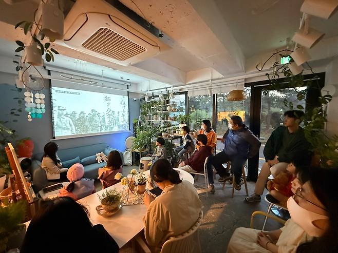 도슨트의 해설이 있는 아트영화관 무료 수업 장면. 초록나무 제공