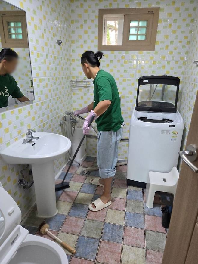 초록나무의 자원 봉사단 '그린 마더스'의 한 가족이 제주 쉼터를 청소하는 모습. 초록나무 제공