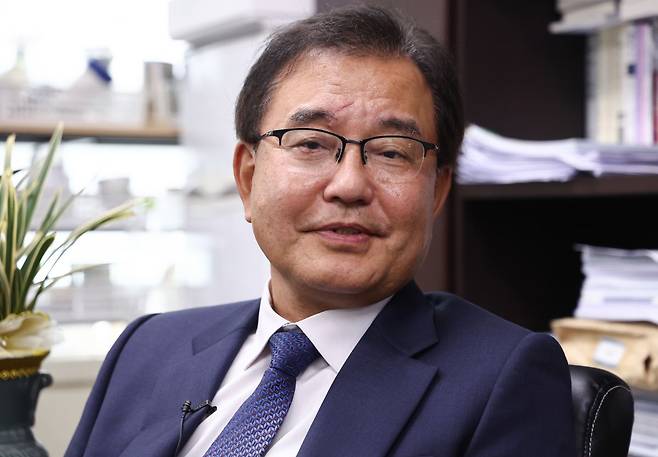 순직 해병 수사 방해 의혹 사건을 수사할 이명현 특별검사가 13일 서울 서초동 사무실에서 취재진과 인터뷰를 하고 있다. 연합