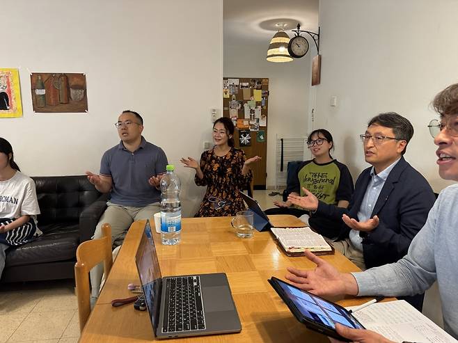 예루살렘중앙교회 교인들이 14일(현지시간) 이스라엘 예루살렘 서영주 목사의 집에서 예배하고 있다. 서 목사 제공