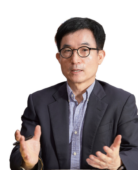 윤덕룡 경기도일자리재단 대표이사가 경기일보와의 인터뷰에서 경기도형 일자리의 미래에 관한 생각과 앞으로의 계획에 대해 밝히고 있다. 홍기웅기자