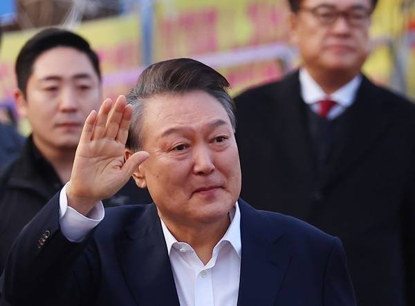 ▲구속취소로 구치소에서 나온 시점의 윤석열 전 대통령. ⓒ연합뉴스