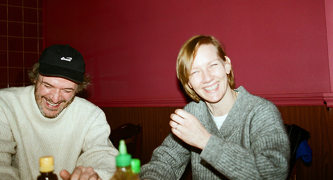 ‘추락의 해부’는 남편의 추락사 후 살인 용의자로 의심받는 아내의 이야기다. 파국에 이른 많은 부부가 그렇듯 두 사람도 처음엔 사랑했다. [그린나래미디어]