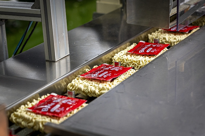 삼양식품 밀양2공장 내 소스 투입 공정. [사진 출처 = 삼양식품]