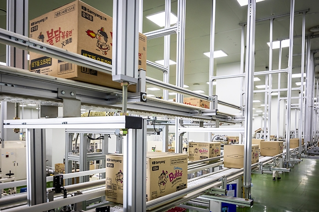 삼양식품 밀양2공장 내 외포장실 모습. [사진 출처 = 삼양식품]