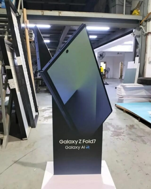 국내 한 커뮤니티에 갤럭시Z폴드7 홍보용 스탠드로 추정되는 사진이 올라왔다. [사진 출처=개드립]