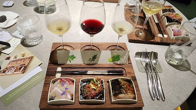 제철메뉴와 어울린 와인으로 구성된 ‘마주한상’. 안병준 기자
