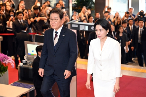 이재명 대통령 부부가 지난 4일 서울 여의도 국회에서 열린 취임선서식에 참석하고 있다. [사진 출처 = 국회사진기자단]