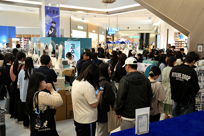타임빌라스 수원에서 진행된 인기 애니메이션 ‘괴수8호’의 국내 최초 팝업스토어에 긴 대기줄이 형성돼 있다. [사진=롯데백화점]