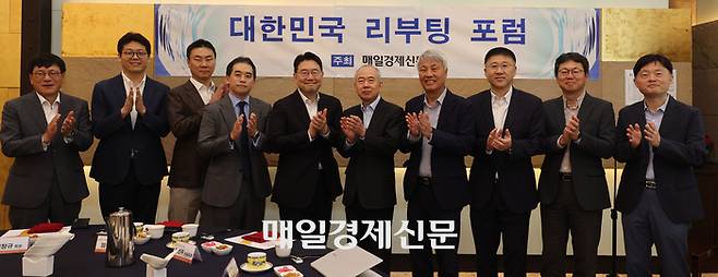 지난달 30일 서울 중구 매경미디어센터에서 열린 제 3회 대한민국 리부팅 포럼에서 참석자들이 박수를 치고 있다. 왼쪽부터 손현덕 매일경제신문 대표, 이기원 서울대 푸드테크학과장,  김수민 UCK파트너스 대표, 임유철 PEF운용사협의회 회장, 엄석진 서울대 행정대학원 교수, 황철주 주성엔지니어링 회장,  석창규 웹케시 그룹 회장, 이진우 매일경제신문 이사, 송성훈 매일경제신문 산업부장, 김인수 매일경제신문 논설위원. [이승환 기자]