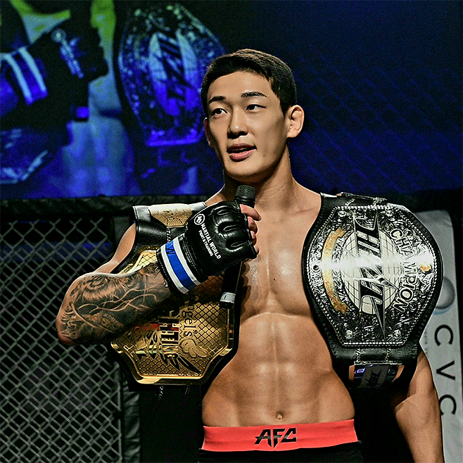 유주상이 2023년 8월 일본 도쿄 뉴피어홀에서 AFC 페더급 타이틀 1차 방어 성공 및 HEAT 페더급 챔피언 등극 소감을 말하고 있다. 사진=Angel‘s Fighting Championship