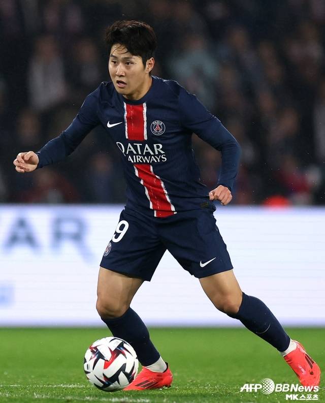 이강인은 웃지 못했다. 역대 최고의 시즌을 보낸 PSG 중심에서 멀어진 까닭이다. 이강인은 2024-25시즌 후반기부터 주전 경쟁에서 완전히 밀려났다. 특히나 이강인은 UCL 16강전부턴 이렇다 할 기회를 받지 못했다. 이강인은 PSG가 치른 16강 1차전부터 결승전까지 딱 1경기 나섰다. 사진=AFPBBNews=News1