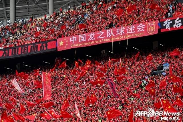 중국 축구 팬들은 최근 기분 좋을 날이 없다. 중국이 이번 2026 북중미월드컵 아시아 3차 예선에서 4차 예선 기회도 얻지 못한 채 ‘광탈’했기 때문이다. 사진=AFPBBNews=News1