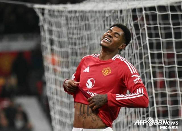 래시포드는 맨유 유소년 팀에서 성장해 2015-16시즌 맨유 유니폼을 입고 프로에 데뷔한 ‘원클럽맨’이었다. 래시포드는 2018-19시즌 잉글랜드 프리미어리그(EPL) 33경기에서 10골 6도움을 기록하며 팀 중심으로 올라섰다. 2018-19시즌은 래시포드가 프로 데뷔 후 처음 한 시즌 두 자릿수 득점을 기록했던 때다. 래시포드는 2019-20시즌 리그 31경기에서 17골 7도움을 기록했다. 래시포드는 이때 맨유의 에이스로 자리매김했다. 래시포드는 2020-21시즌(11골 9도움), 2022-23시즌(17골 5도움)에도 팀 공격 핵심으로 활약했다. 사진=AFPBBNews=News1