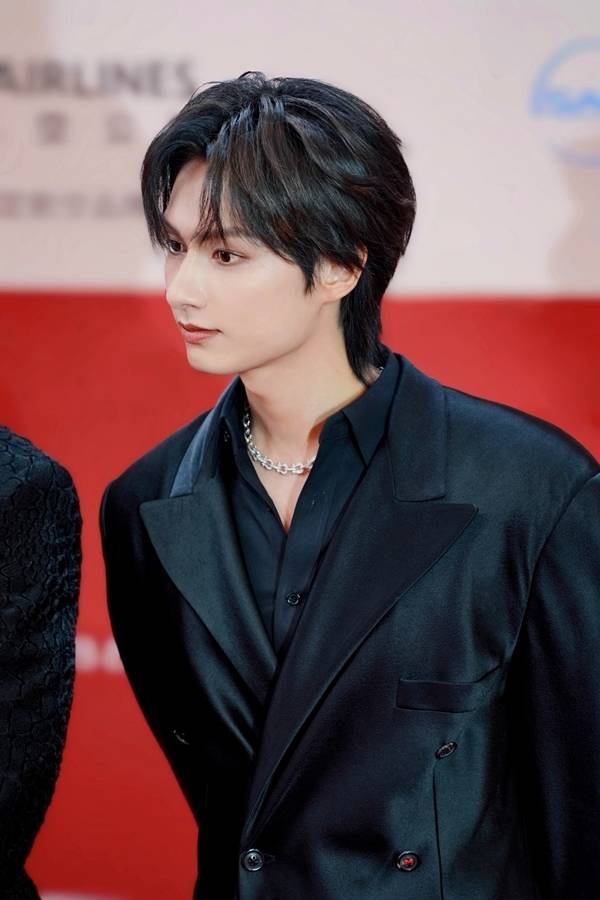 준은 지난 14일(현지시간) 상하이 대극장에서 개최된 27회 ‘상하이국제영화제’ 개막식에 참석해 현지 언론의 스포트라이트를 받았다. 그는 ‘포풍추영(捕风追影/THE SHADOW’S EDGE)’을 연출한 래리 양 감독을 비롯해 양가휘, 장쯔펑 등 작품에 함께 출연한 배우들과 함께 레드카펫을 밟았다. / 사진 = 플레디스 엔터테인먼트