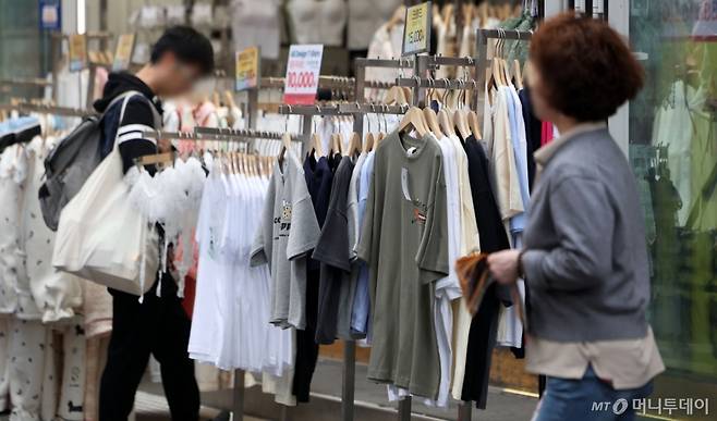 [서울=뉴시스] 김선웅 기자 = 서울 낮 최고기온이 25도를 기록하며 초여름 날씨를 보인 17일 서울 명동거리 의류매장에 여름 옷이 진열돼있다. 2025.04.17. mangusta@newsis.com /사진=김선웅
