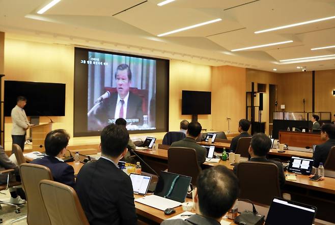 2025 SK 경영전략회의에 참여한 SK 경영진이 최종현 선대회장의 육성을 들으며 SKMS 철학과 정신을 되새기고 있다 /사진제공=SK그룹