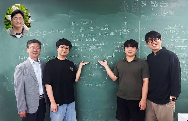 연구팀 사진. 김상겸 충남대 약대 교수, 공동 제1저자인 송윤민 IBS 의생명수학그룹 박사, 장형준 KAIST 학생(학사 과정), 김재경 KAIST 수리과학과 교수 (왼쪽부터), 윤휘열 충남대 약대 교수 (왼쪽 위 타원) /사진=KAIST