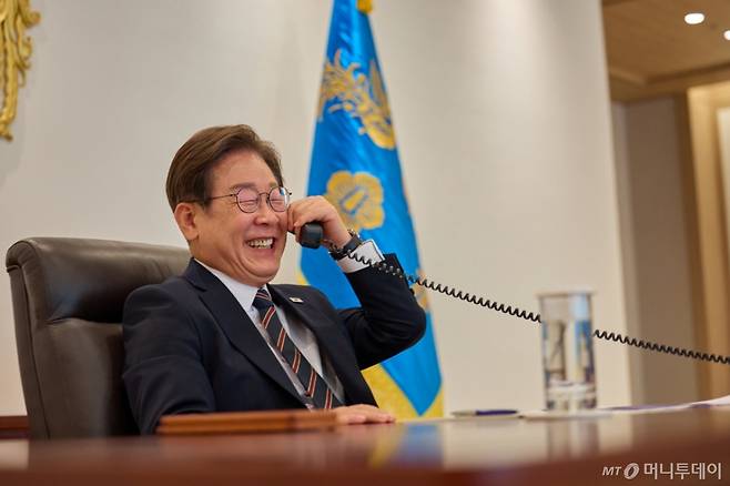 (서울=뉴스1) 허경 기자 = 이재명 대통령이 9일 서울 용산구 대통령실 청사 집무실에서 이시바 시게루 일본 총리와 전화 통화를 하고 있다. (대통령실 제공. 재판매 및 DB 금지) 2025.6.9/뉴스1 Copyright (C) 뉴스1. All rights reserved. 무단 전재 및 재배포, AI학습 이용 금지. /사진=(서울=뉴스1) 허경 기자