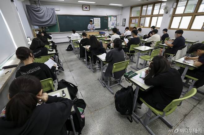 (서울=뉴스1) 사진공동취재단 = 2026학년도 대학수학능력시험 6월 모의고사가 치러진 4일 오전 서울 광진구 광남고등학교에서 3학년 학생들이 시험 준비를 하고 있다.  2025.6.4/뉴스1  Copyright (C) 뉴스1. All rights reserved. 무단 전재 및 재배포,  AI학습 이용 금지. /사진=(서울=뉴스1) 사진공동취재단