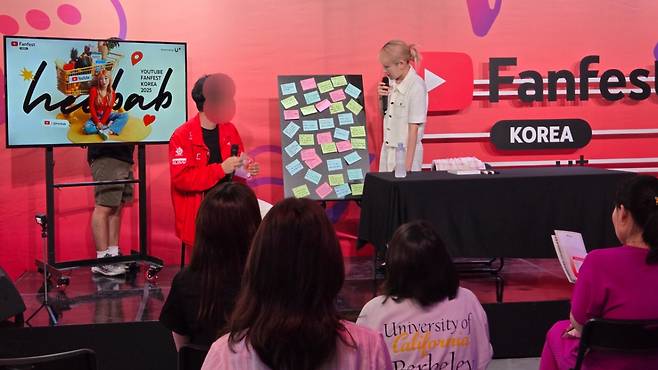 히밥은 팬들로부터 '나만의 맛집'을 소개받았다. 히밥은 '삽교곱창'과 '국가대표 짬뽕'이라는 가게를 추천받고는 "꼭 가보겠다"고 답했으며, '이모네 손칼국수'는 "지난주에 다녀온 맛집"이라며 "포장 주문을 하면 면을 반죽으로 따로 주기 때문에 수제비처럼 먹을 수 있다. 아주 맛있다"고 평하기도 했다./사진=이찬종 기자