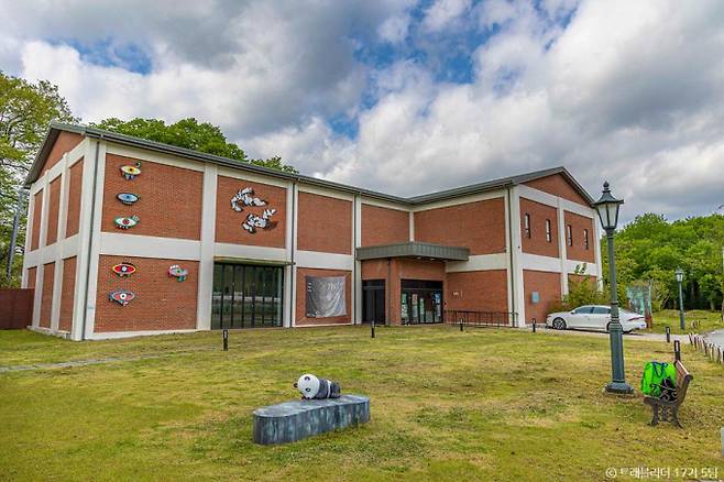 옛 양곡 보관 창고를 재단장한 담빛예술창고. /사진=한국관광공사