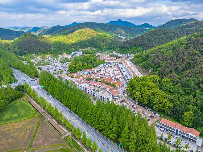이국적인 건물과 거리 사이로 아기자기한 상점과 공방을 만날 수 있는 메타프로방스. /사진=한국관광공사