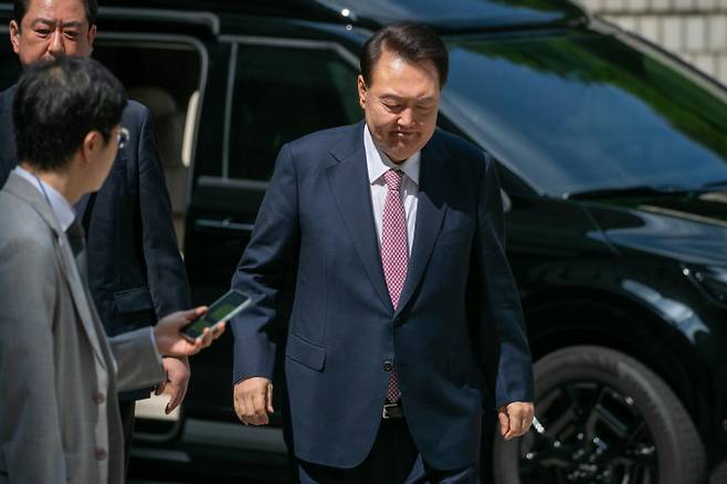 윤석열 전 대통령이 지난 9일 서울 서초구 서울중앙지방법원에서 내란 우두머리 혐의·직권남용 권리행사방해 혐의 사건 6차 공판에 출석하고 있다. /사진=뉴시스 류현주 기자(사진공동취재단)