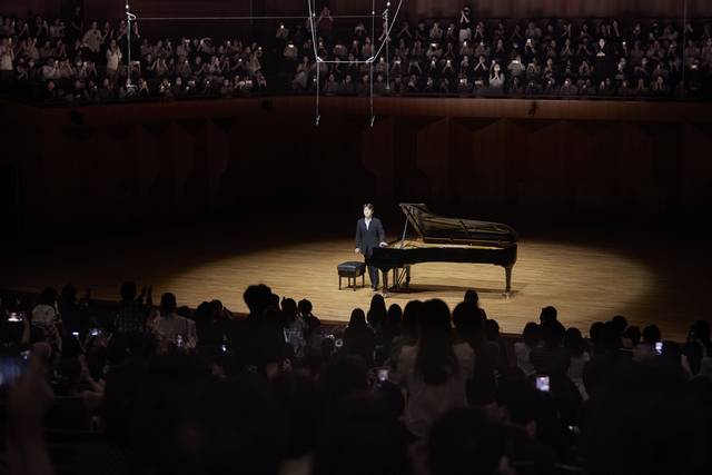 3시간의 연주가 끝나고 기립박수가 이어지고 있다. 크레디아 제공
