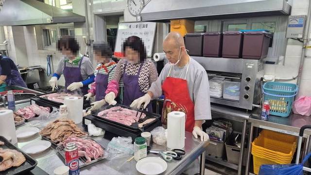광주 성요셉의 집에서 문빈정사의 주지 법공스님과 불자 봉사팀이 진행한 ‘고기특공대’ 행사  : 오영순 구의원 페이스북