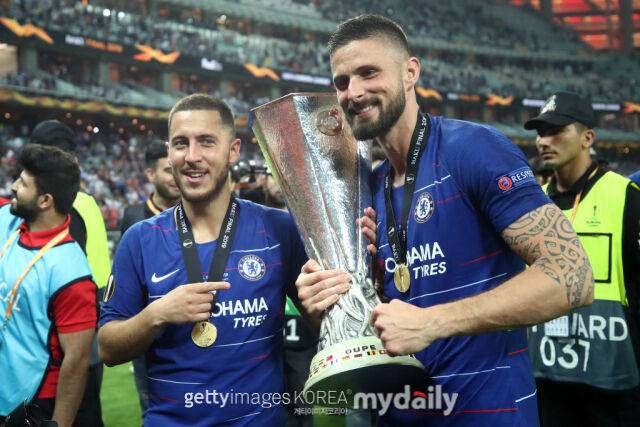 지난 2018-19시즌, UEFA 유로파 리그 우승 트로피를 들어 올린 올리비에 지루. /게티이미지코리아