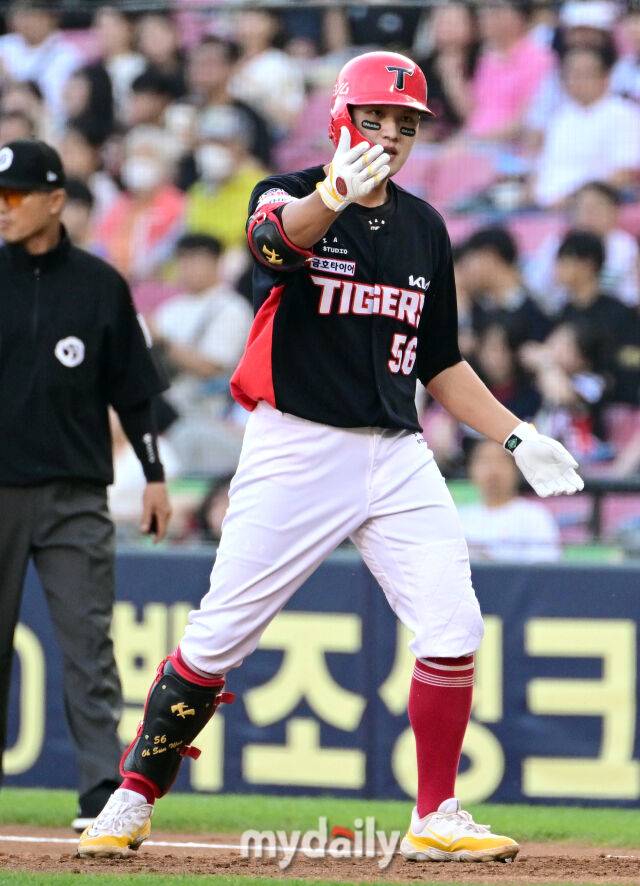 2025년 6월 5일 오후 서울 잠실구장에서 진행된 '2025 신한 SOL뱅크 KBO 리그' KIA 타이거즈와 두산 베어스의 경기. KIA 오선우가 2회초 1사 후 안타를 친 뒤 기뻐하고 있다./마이데일리