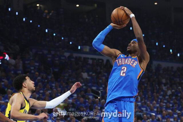 SGA(오른쪽)가 14일 NBA 파이널 4차전에서 할리버튼을 앞에 두고 점퍼를 날리고 있다. /게티이미지코리아