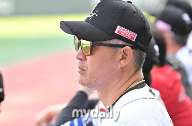 14일 오후 인천 문학동 SSG랜더스필드에서 진행된 '2025 프로야구 KBO리그' SSG랜더스와 롯데자이언츠의 경기. SSG 이숭용 감독이 경기를 지켜보고 있다./마이데일리