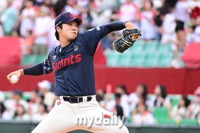 15일 오후 인천SSG랜더스필드에서 진행된 '2025 프로야구 KBO리그' 롯데-SSG의 경기. 롯데 선발 이민석이 역투를 펼치고 있다./인천 = 곽경훈 기자