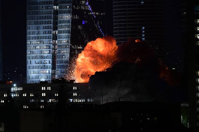 13일(현지시간) 이스라엘의 공격을 받은 이란은 이날 밤부터 이스라엘 본토를 향해 미사일을 대거 발사하며 대대적인 보복에 나섰다. 이스라엘군은 이날 밤 9시께 이란에서 날아오는 미사일 100여기를 포착해 요격 작전을 수행했다고 밝혔다. 이란의 공습은 이튿날인 14일 새벽까지도 약 네 차례에 걸쳐 이어졌다. [신화통신]