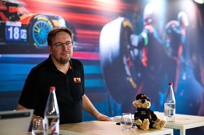 자비에르 마르티넷 현대차 유럽권역본부장 겸 제네시스 유럽법인장이 현지시간 13일(금) 프랑스 르망 지역내 르망24시 행사장에서 인터뷰를 진행하고 있다. [제네시스 제공]