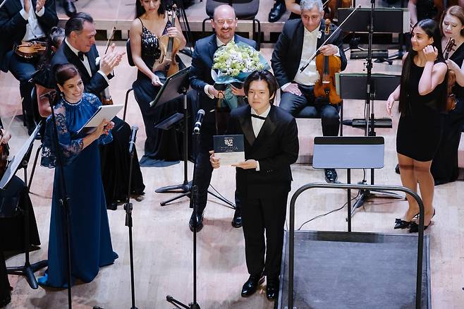 하차투랸 국제 지휘 콩쿠르에서 3위와 특별상에 오른 지휘자 박근태와 오페라의 음악감독 겸 상임지휘자인 피오트르 술콥스키(뒷줄 가운데) [하차투랸국제지휘콩쿠르 제공]