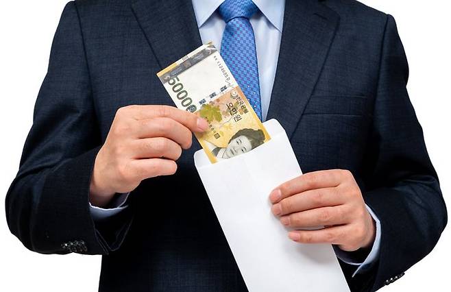 [서울=뉴시스] 결혼식 당일 신부를 도와주는 '가방순이'에게 축의금을 전달했으나, 봉투가 사라져 난감한 상황에 놓였다는 한 여성의 사연이 전해졌다. (사진=유토이미지) *재판매 및 DB 금지