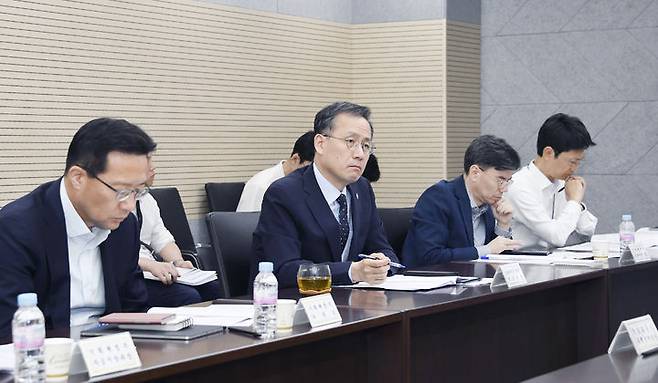 [서울=뉴시스] 김근수 기자 = 이형일 기획재정부 장관 직무대행 1차관이 지난 12일 오후 정부세종청사 중앙동에서 '제17차 부동산 시장 및 공급상황 점검 전담반 회의'를 주재하는 모습. (사진= 기획재정부 제공) 2025.06.12. photo@newsis.com *재판매 및 DB 금지