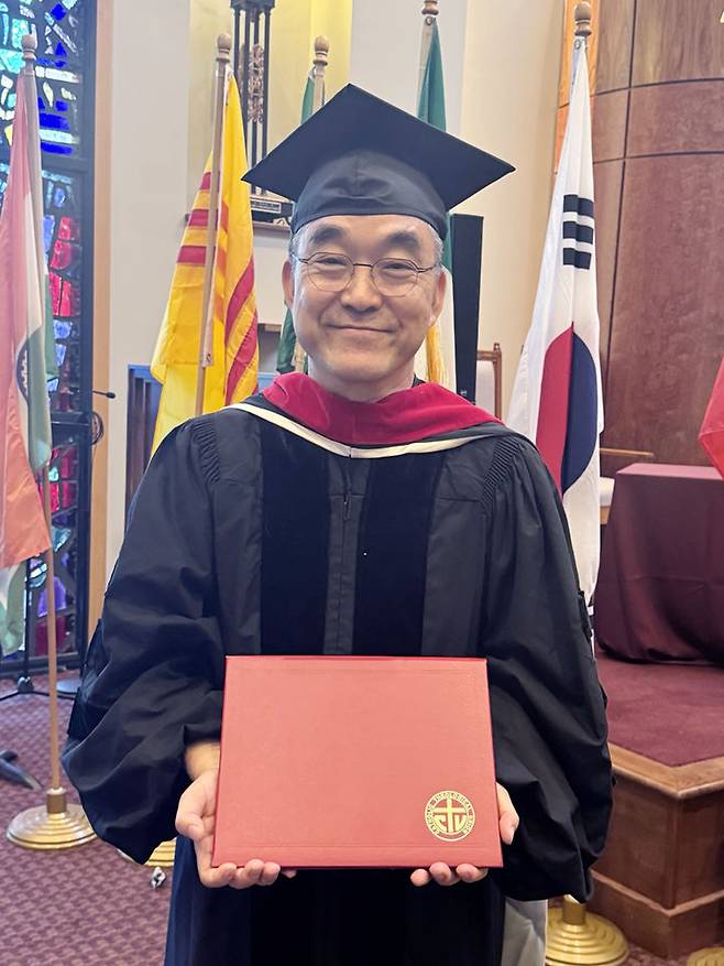 [서울=뉴시스] 박진희 기자 = 한국 교회 최초 농인(聾人, 청각장애로 인해 수어로 의사소통을 하는 사람) 사제 박민서 신부가 지난해 5월 23일 전 세계에서 가톨릭 농인으로서는 최초로 가톨릭 실천신학(가톨릭 농인 교회) 박사학위를 취득했다. (사진=본인 제공) 2025.06.14. photo@newsis.com *재판매 및 DB 금지